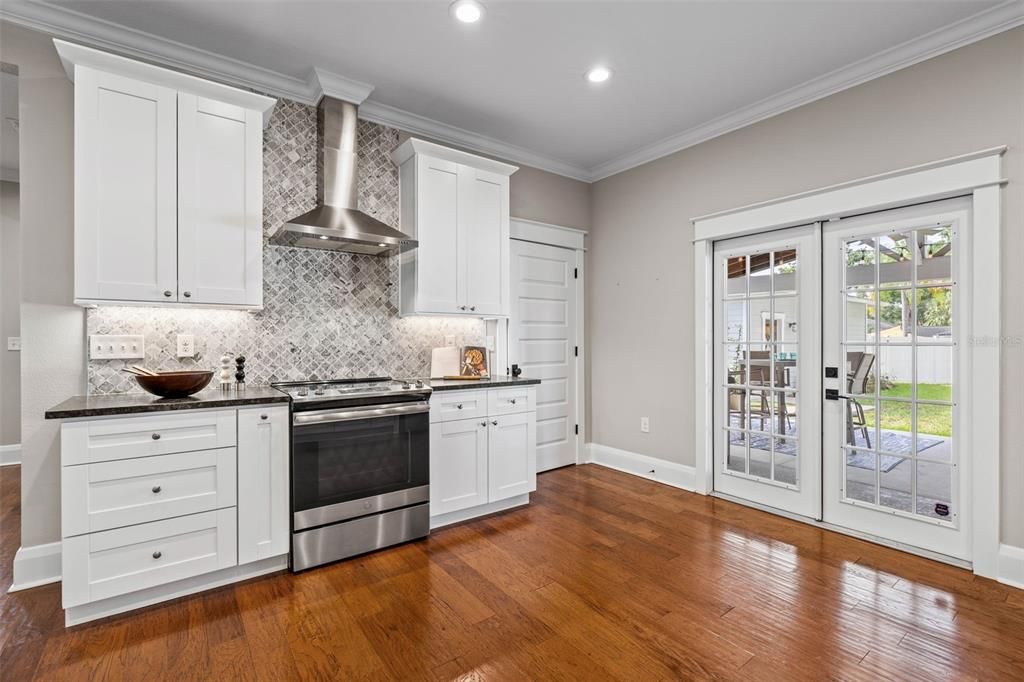 Под контрактом: $1,075,000 (3 спален, 3 ванн, 2389 Квадратных фут)