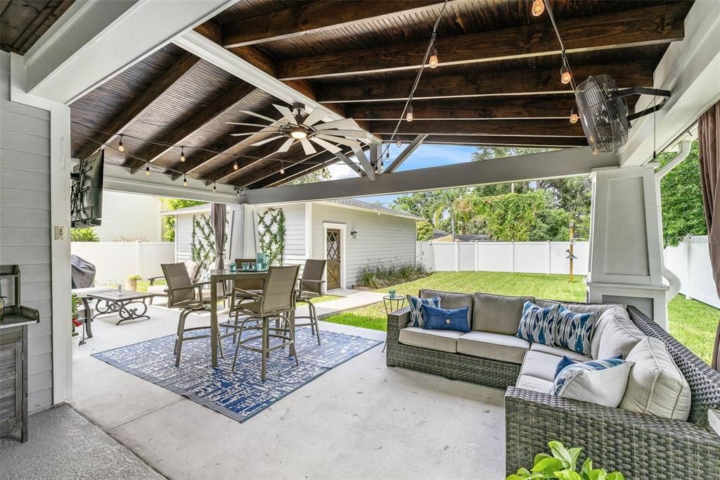 Под контрактом: $1,075,000 (3 спален, 3 ванн, 2389 Квадратных фут)