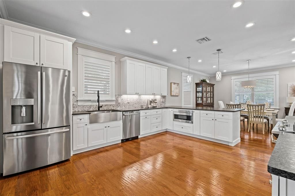 Под контрактом: $1,075,000 (3 спален, 3 ванн, 2389 Квадратных фут)