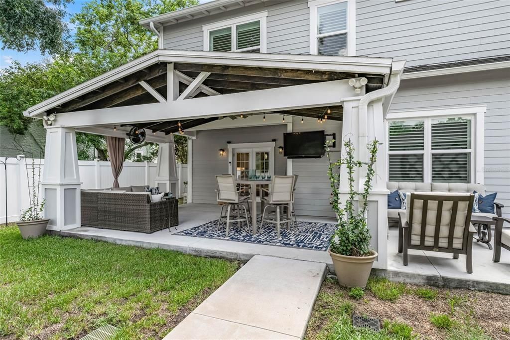 Под контрактом: $1,075,000 (3 спален, 3 ванн, 2389 Квадратных фут)