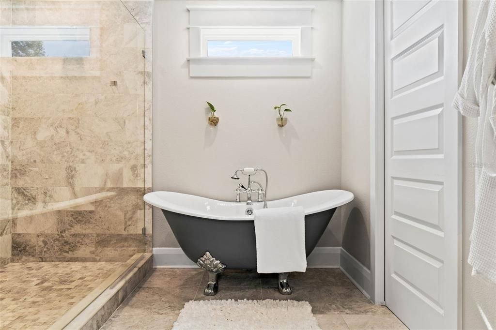 Под контрактом: $1,075,000 (3 спален, 3 ванн, 2389 Квадратных фут)