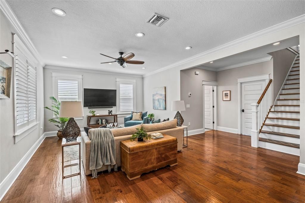 Под контрактом: $1,075,000 (3 спален, 3 ванн, 2389 Квадратных фут)