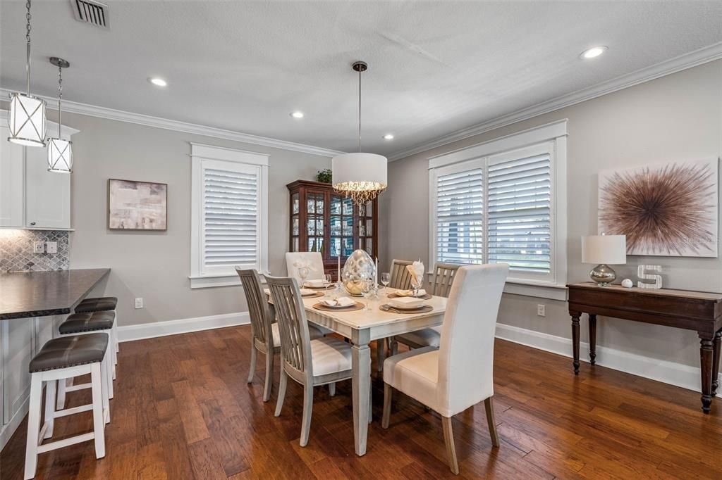 Под контрактом: $1,075,000 (3 спален, 3 ванн, 2389 Квадратных фут)