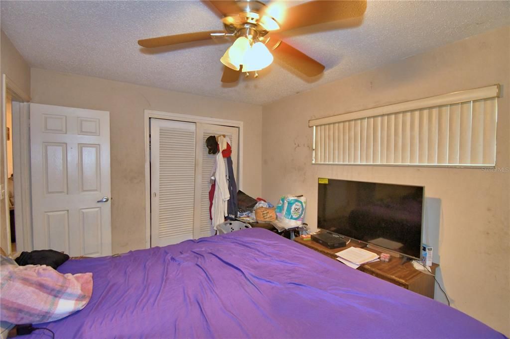 Под контрактом: $160,000 (3 спален, 1 ванн, 1040 Квадратных фут)