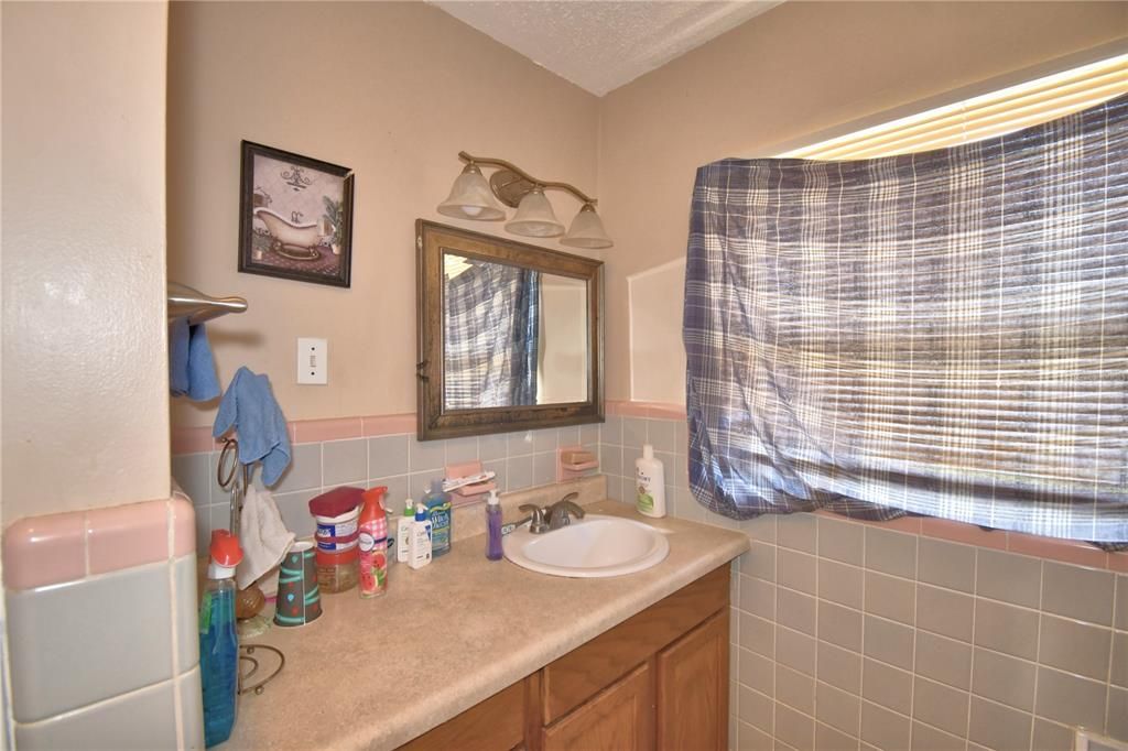 Под контрактом: $160,000 (3 спален, 1 ванн, 1040 Квадратных фут)