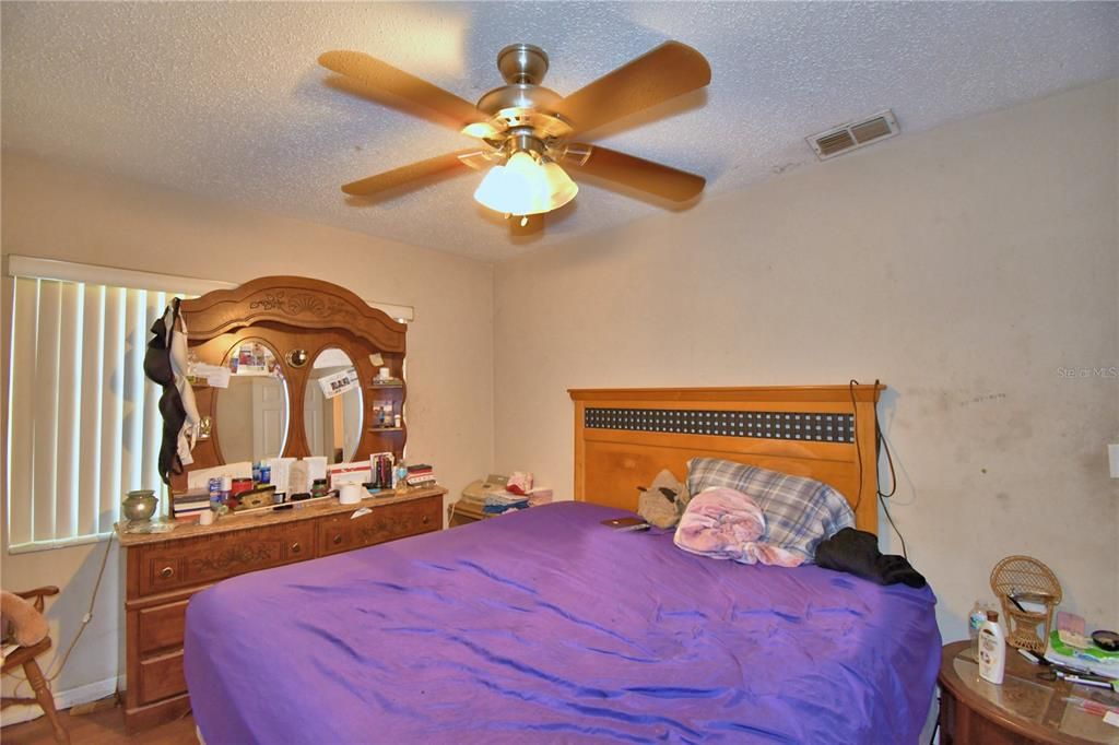 Под контрактом: $160,000 (3 спален, 1 ванн, 1040 Квадратных фут)