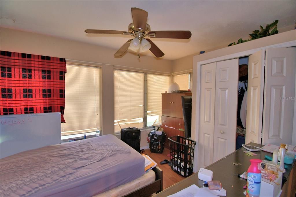 Под контрактом: $160,000 (3 спален, 1 ванн, 1040 Квадратных фут)