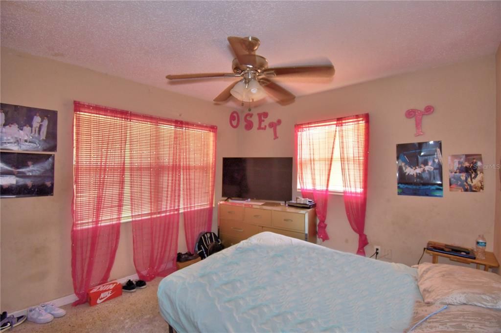 Под контрактом: $160,000 (3 спален, 1 ванн, 1040 Квадратных фут)