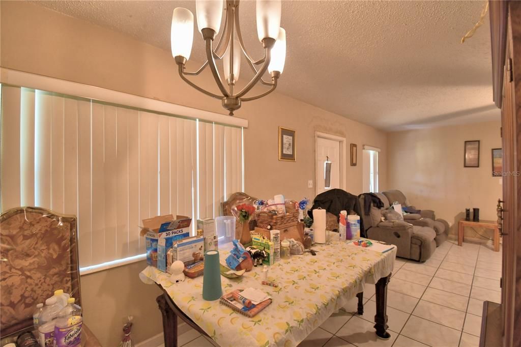 Под контрактом: $160,000 (3 спален, 1 ванн, 1040 Квадратных фут)