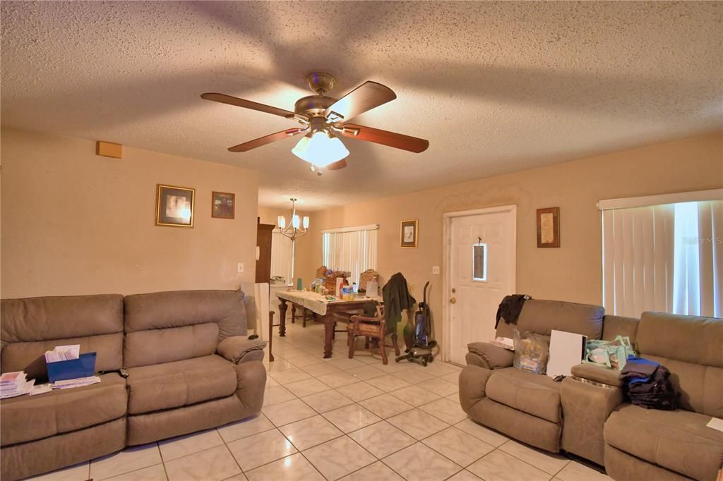 Под контрактом: $160,000 (3 спален, 1 ванн, 1040 Квадратных фут)