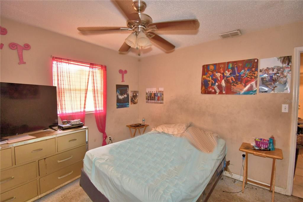 Под контрактом: $160,000 (3 спален, 1 ванн, 1040 Квадратных фут)