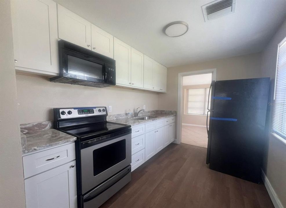 For Rent: $1,595 (3 beds, 1 baths, 936 Square Feet)