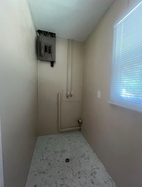 For Rent: $1,595 (3 beds, 1 baths, 936 Square Feet)