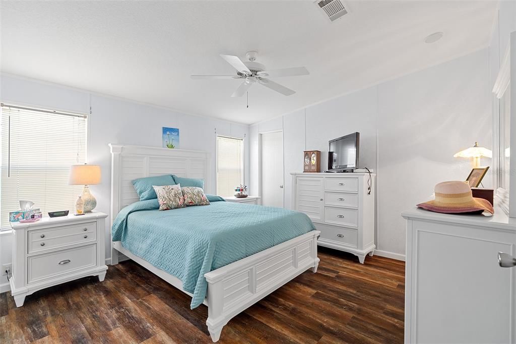 Active With Contract: $219,900 (3 beds, 2 baths, 1186 Square Feet)