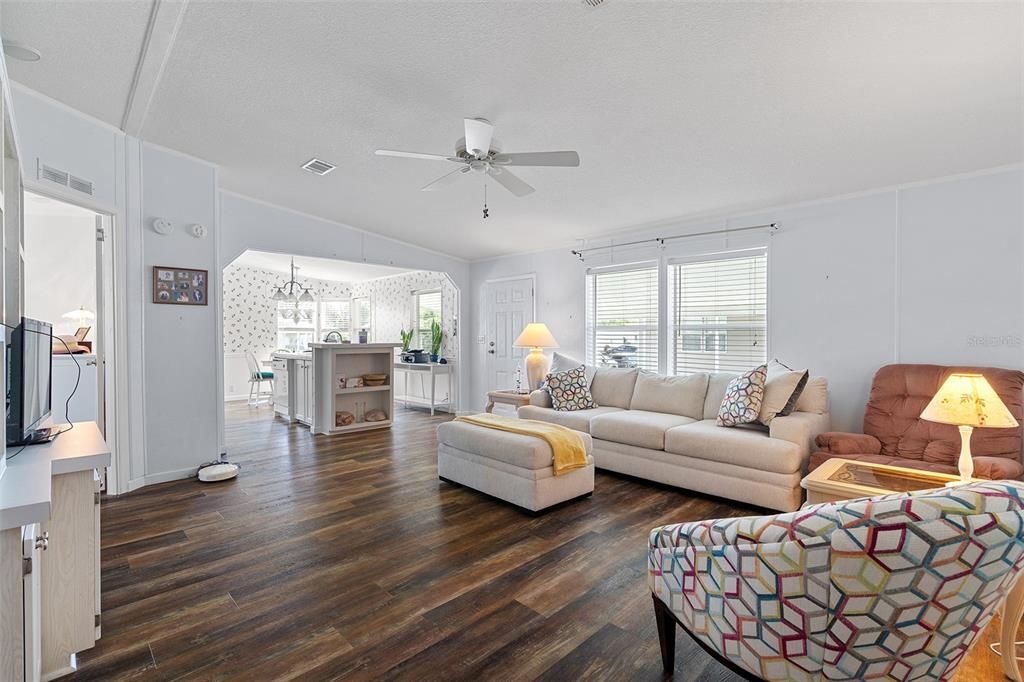 Active With Contract: $219,900 (3 beds, 2 baths, 1186 Square Feet)