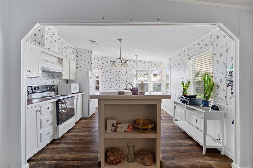 Active With Contract: $219,900 (3 beds, 2 baths, 1186 Square Feet)