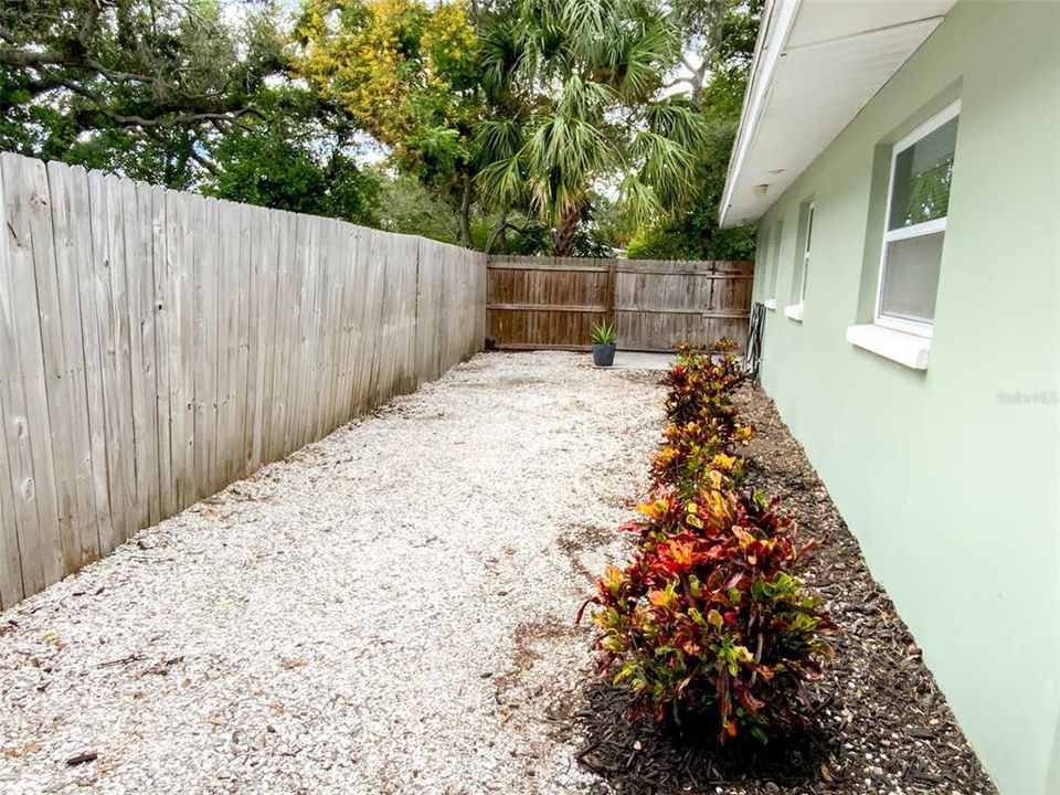 Active With Contract: $2,000 (2 beds, 1 baths, 1100 Square Feet)