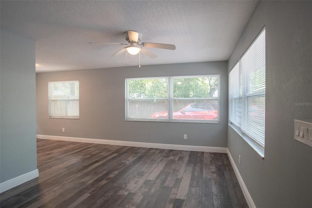 Active With Contract: $2,000 (2 beds, 1 baths, 1100 Square Feet)