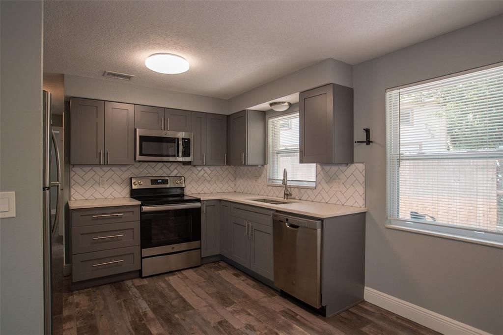 Active With Contract: $2,000 (2 beds, 1 baths, 1100 Square Feet)