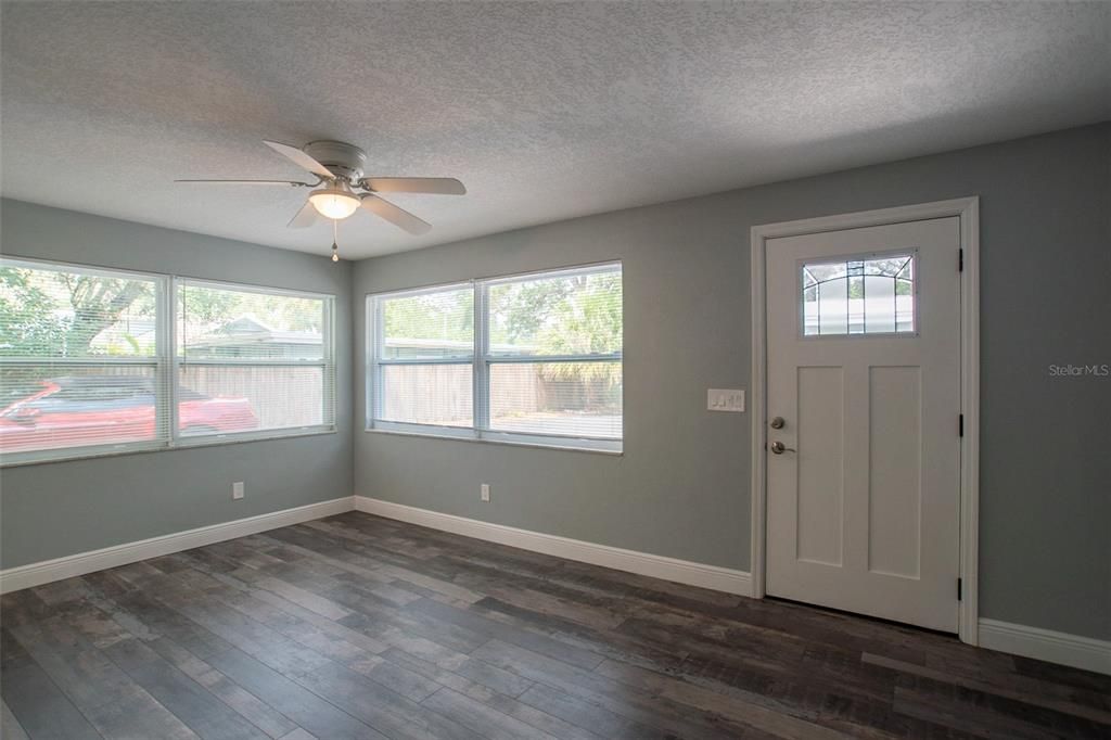 Active With Contract: $2,000 (2 beds, 1 baths, 1100 Square Feet)