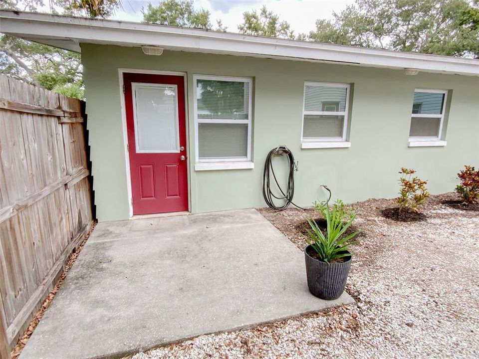 Active With Contract: $2,000 (2 beds, 1 baths, 1100 Square Feet)