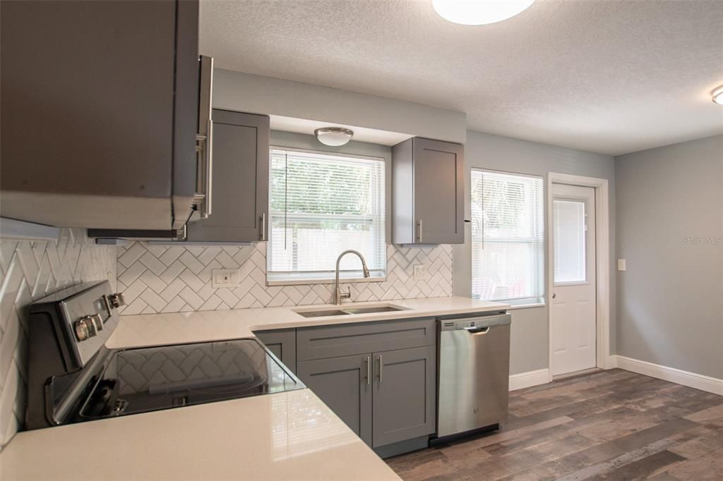 Active With Contract: $2,000 (2 beds, 1 baths, 1100 Square Feet)