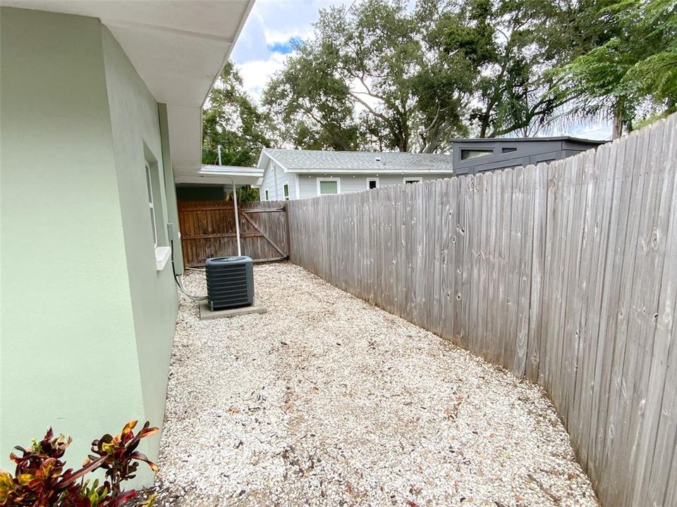 Active With Contract: $2,000 (2 beds, 1 baths, 1100 Square Feet)