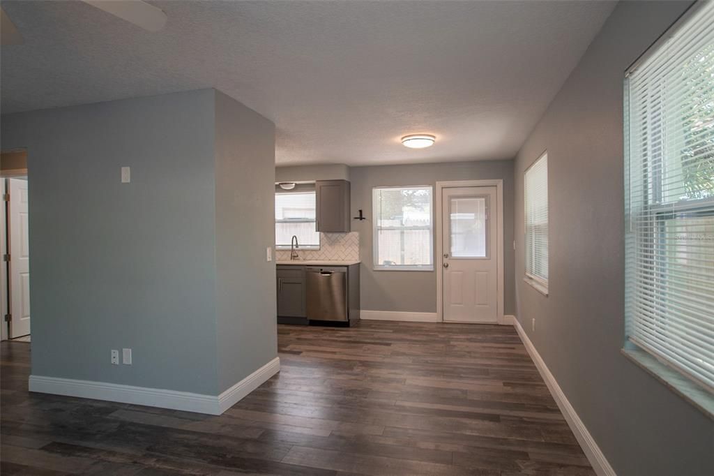 Active With Contract: $2,000 (2 beds, 1 baths, 1100 Square Feet)