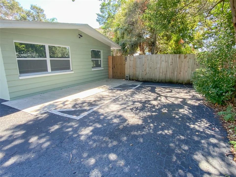 Active With Contract: $2,000 (2 beds, 1 baths, 1100 Square Feet)