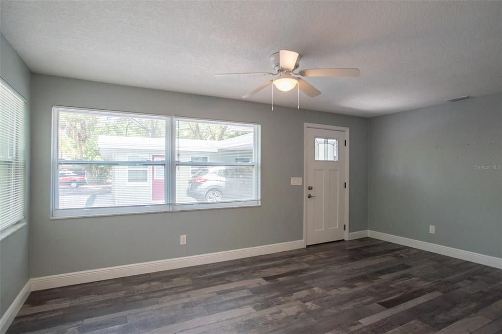 Active With Contract: $2,000 (2 beds, 1 baths, 1100 Square Feet)