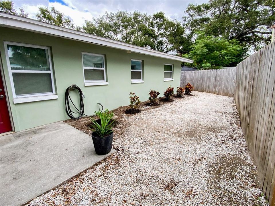 Active With Contract: $2,000 (2 beds, 1 baths, 1100 Square Feet)