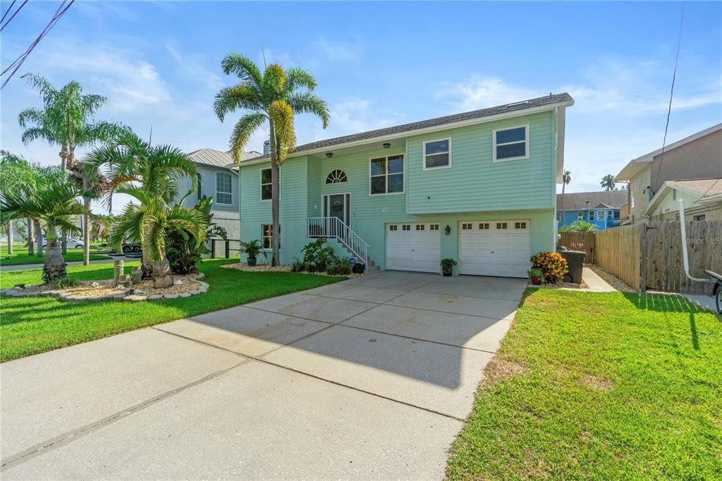 Active With Contract: $597,000 (4 beds, 3 baths, 2474 Square Feet)