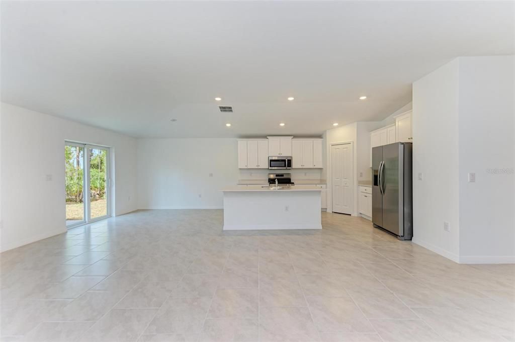 Под контрактом: $1,995 (4 спален, 2 ванн, 1941 Квадратных фут)