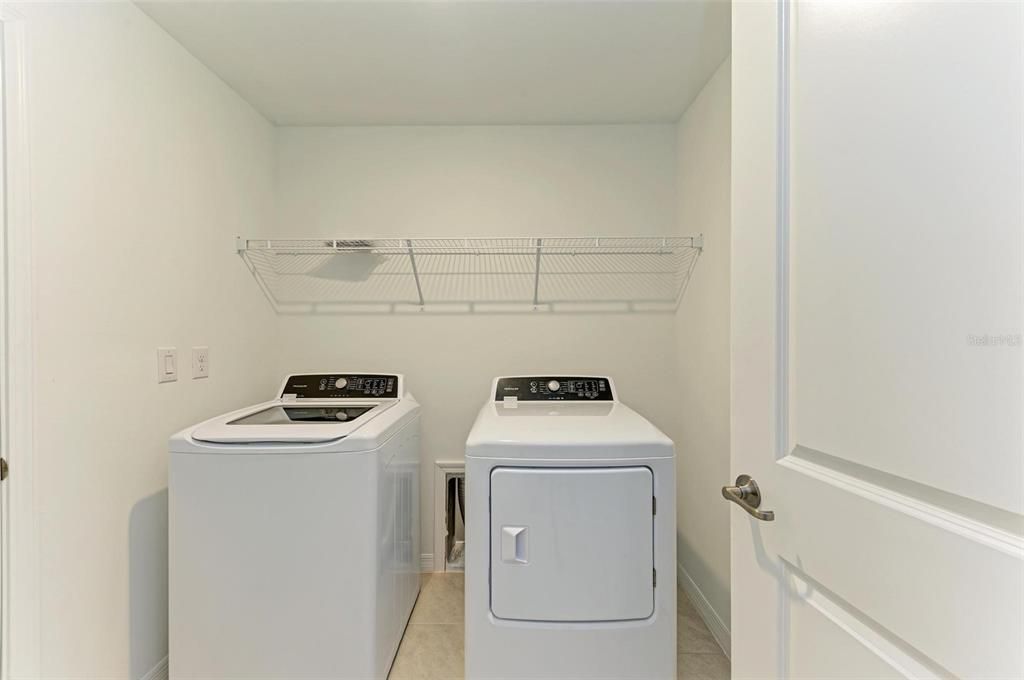 Под контрактом: $1,995 (4 спален, 2 ванн, 1941 Квадратных фут)