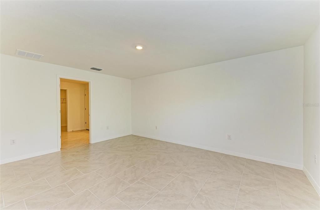 Под контрактом: $1,995 (4 спален, 2 ванн, 1941 Квадратных фут)