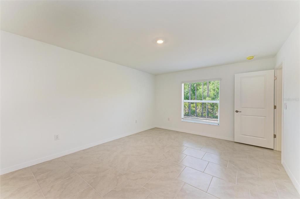 Под контрактом: $1,995 (4 спален, 2 ванн, 1941 Квадратных фут)