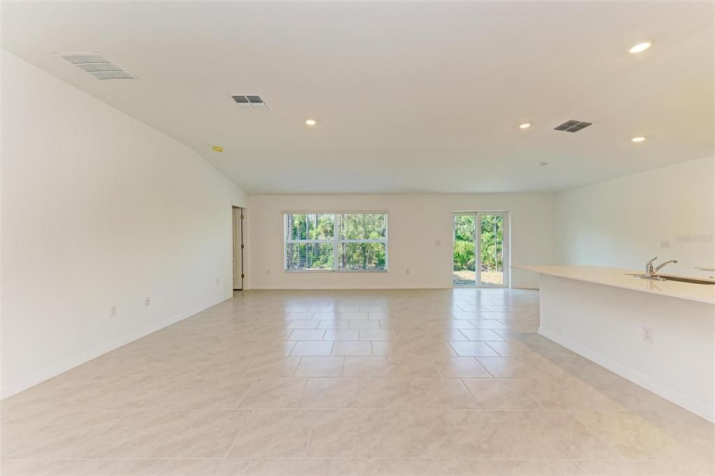 Под контрактом: $1,995 (4 спален, 2 ванн, 1941 Квадратных фут)