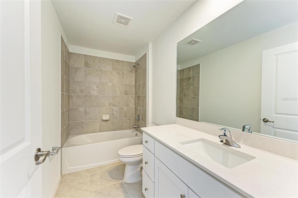 Под контрактом: $1,995 (4 спален, 2 ванн, 1941 Квадратных фут)