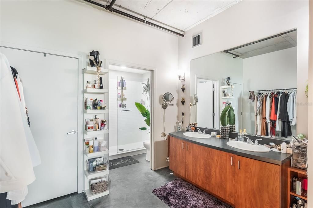 For Sale: $345,000 (2 beds, 2 baths, 1355 Square Feet)