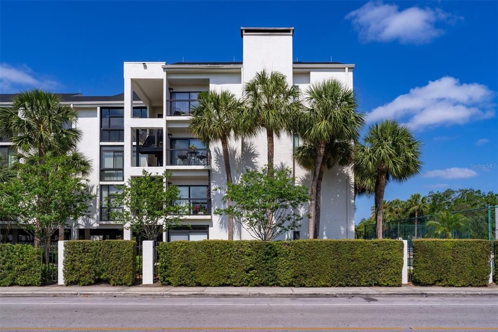 Recently Sold: $899,000 (2 beds, 2 baths, 1305 Square Feet)