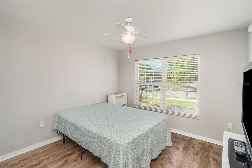 待售: $325,000 (4 贝兹, 2 浴室, 1690 平方英尺)