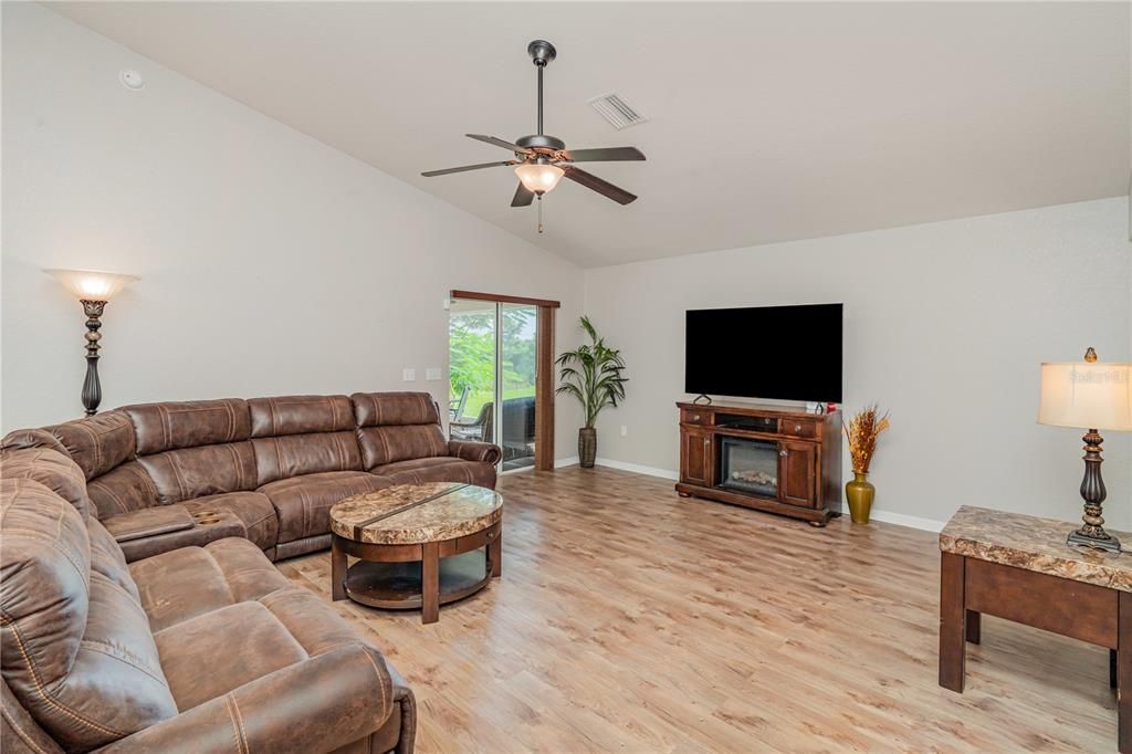 待售: $325,000 (4 贝兹, 2 浴室, 1690 平方英尺)