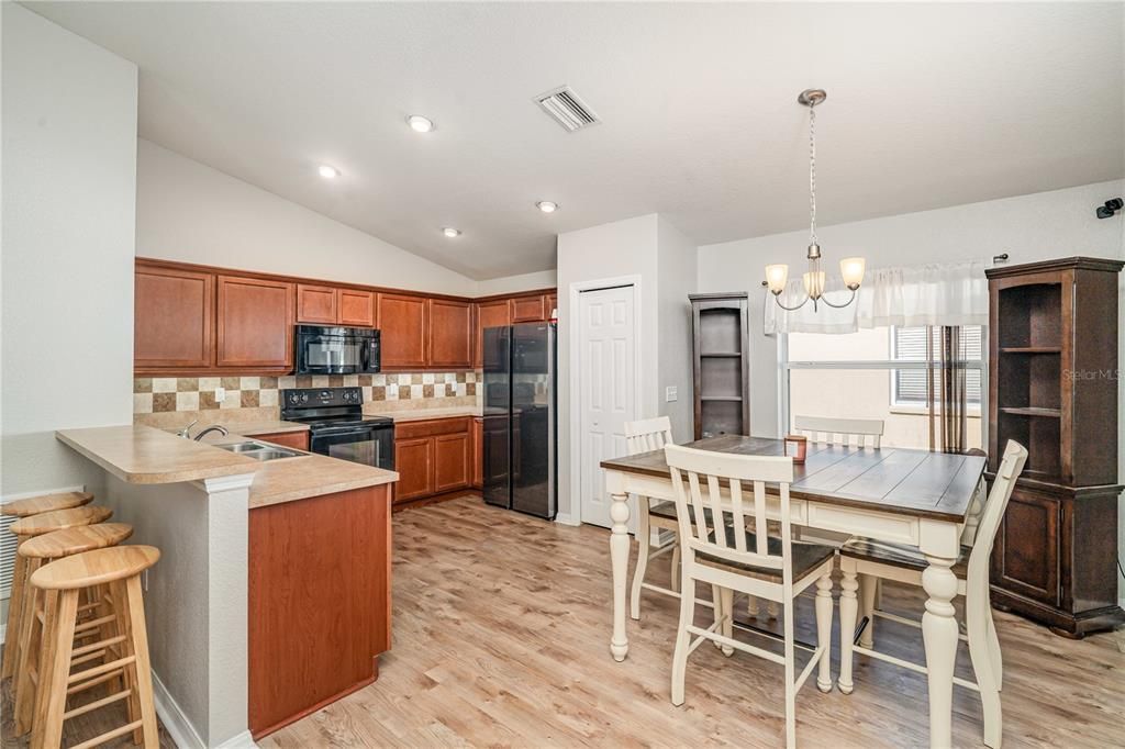 待售: $325,000 (4 贝兹, 2 浴室, 1690 平方英尺)