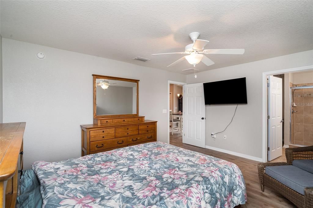 待售: $325,000 (4 贝兹, 2 浴室, 1690 平方英尺)