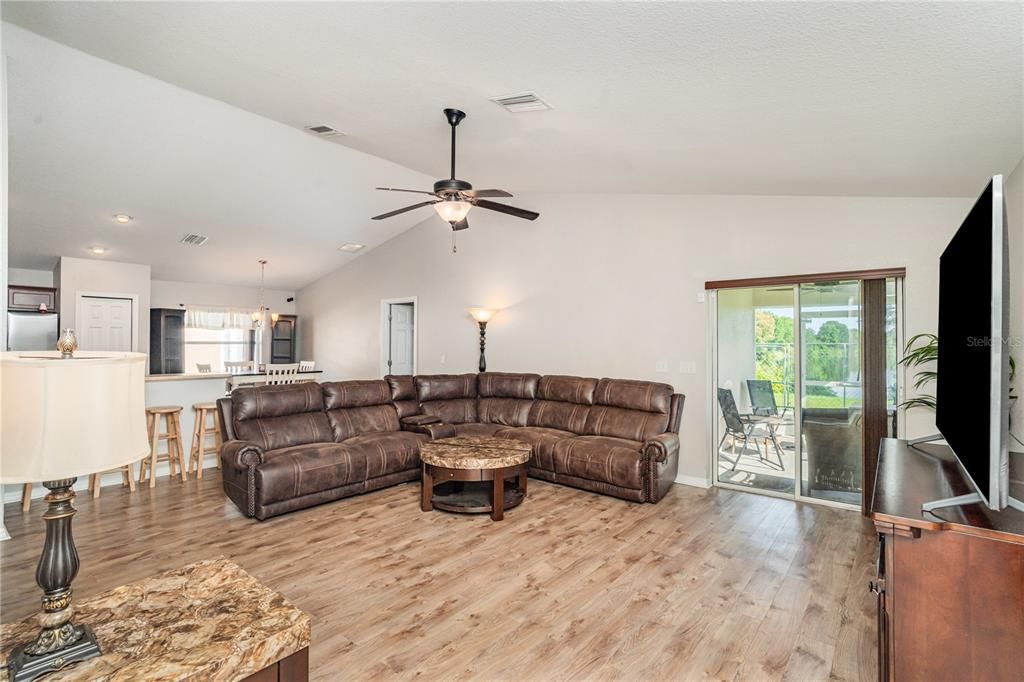 待售: $325,000 (4 贝兹, 2 浴室, 1690 平方英尺)