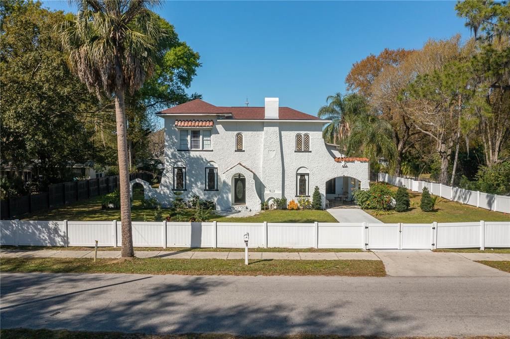 For Sale: $550,000 (4 beds, 1 baths, 2706 Square Feet)