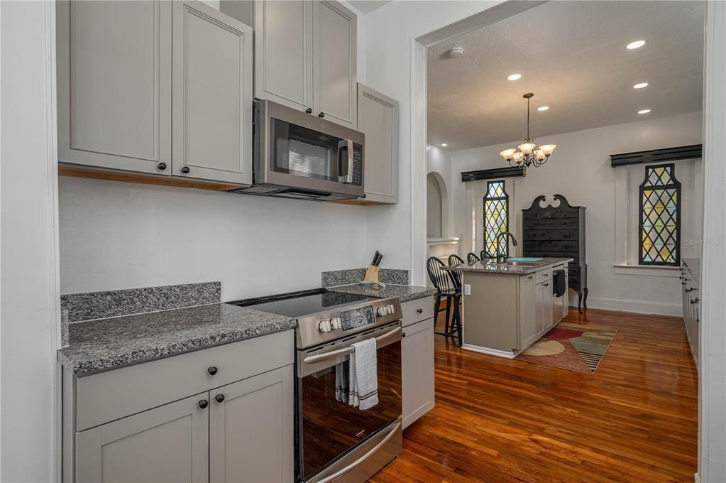 For Sale: $550,000 (4 beds, 1 baths, 2706 Square Feet)