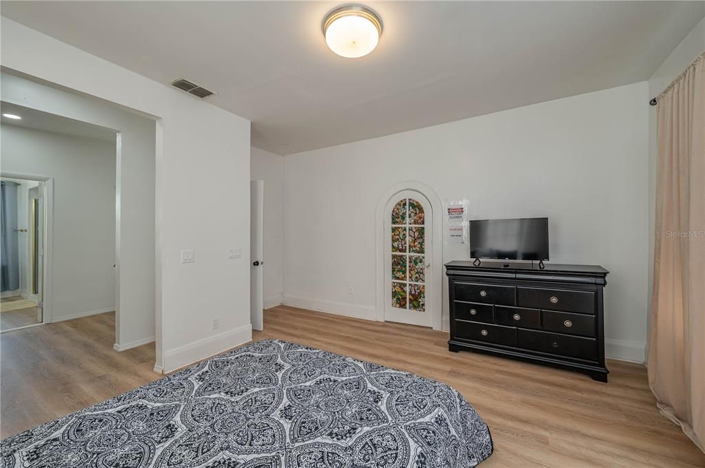 For Sale: $550,000 (4 beds, 1 baths, 2706 Square Feet)