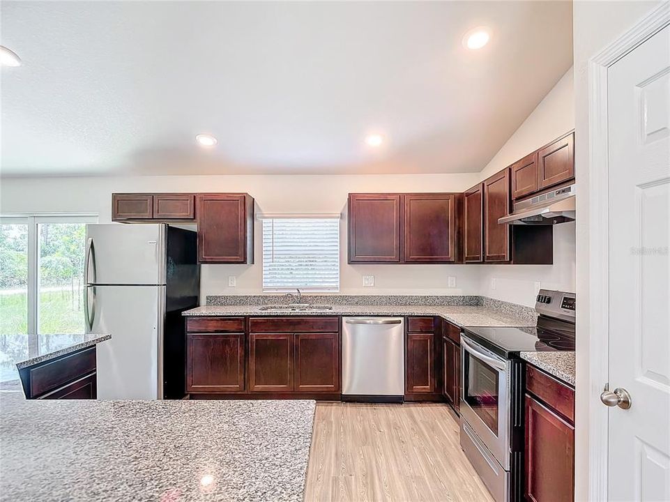 Activo con contrato: $301,900 (4 camas, 2 baños, 1613 Pies cuadrados)