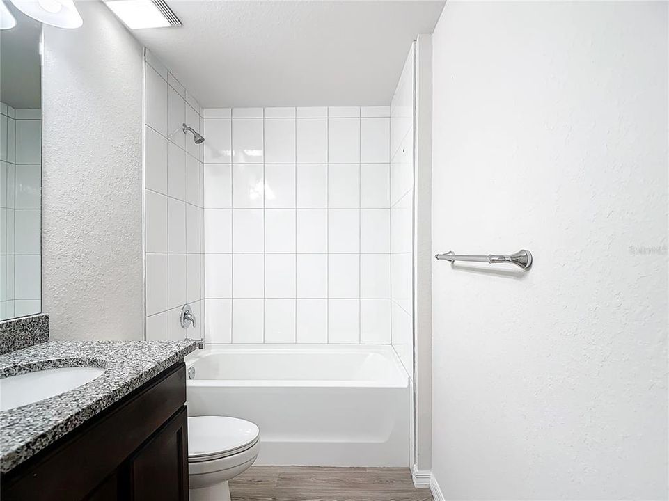 Activo con contrato: $301,900 (4 camas, 2 baños, 1613 Pies cuadrados)